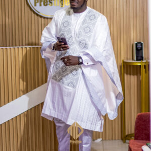 Grand Boubou Dakar Élégance – Blanc & Gris Royal